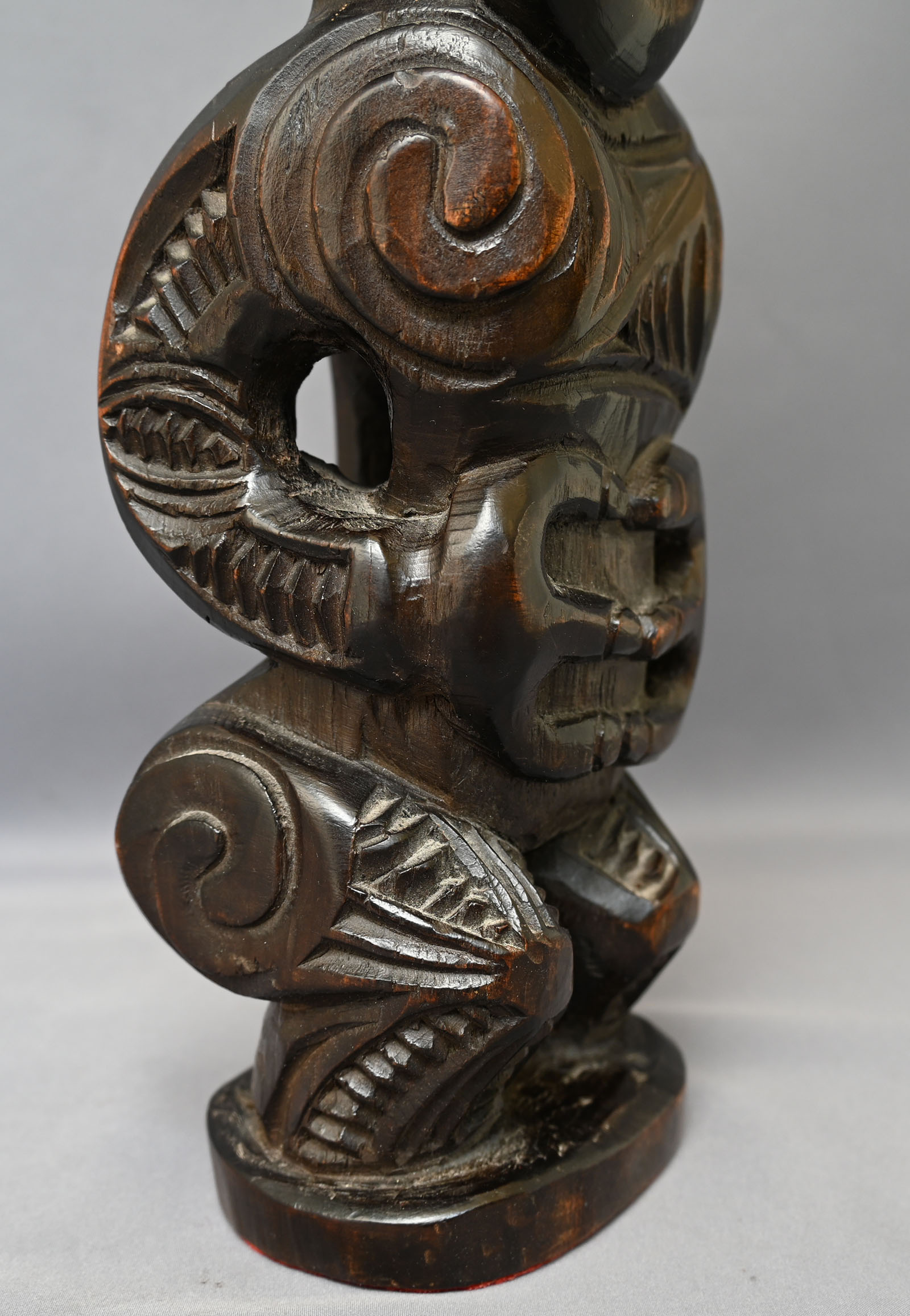 Māori Tiki Tongue Wagging Statue Totem - Image 7